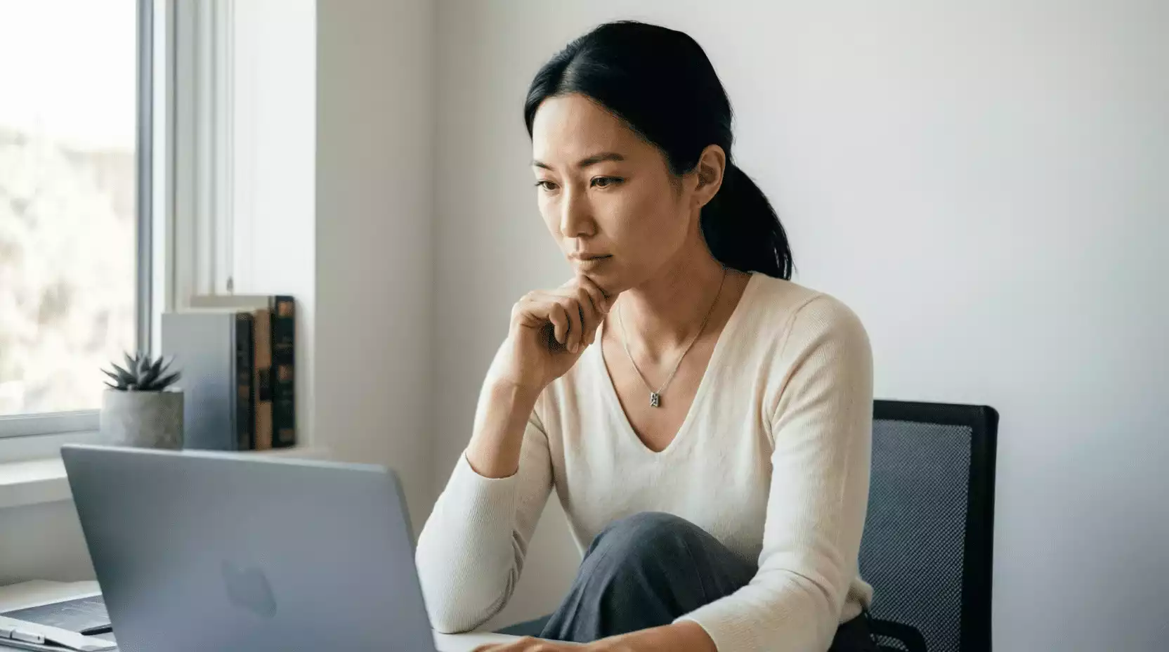 Persona analizando probabilidades de apuestas deportivas en su portátil