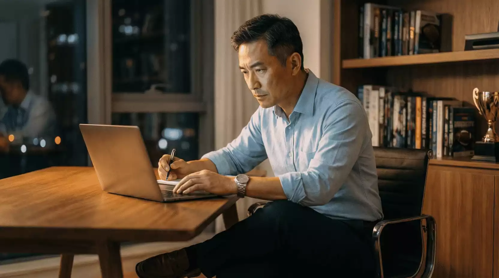 Analista deportivo concentrado estudiando datos de partidos