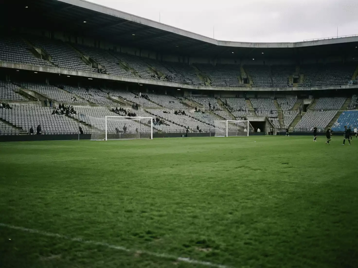 Estadio de fútbol de liga menor con pocos espectadores